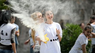 Zadar, 170513. 
Danas su se ucenici zavrsnih razreda zadarskih srednjih skola oprostili od skolskih klupa tradicionalnom Norijadom. 
Uz neizostavni alkohol, pjesmu i prosipanje brasna i jaja po centru grada, nakratko su privukli pozornost prolaznika na se
