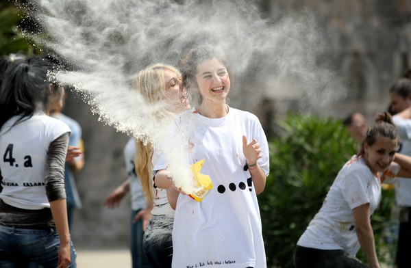Zadar, 170513. 
Danas su se ucenici zavrsnih razreda zadarskih srednjih skola oprostili od skolskih klupa tradicionalnom Norijadom. 
Uz neizostavni alkohol, pjesmu i prosipanje brasna i jaja po centru grada, nakratko su privukli pozornost prolaznika na se