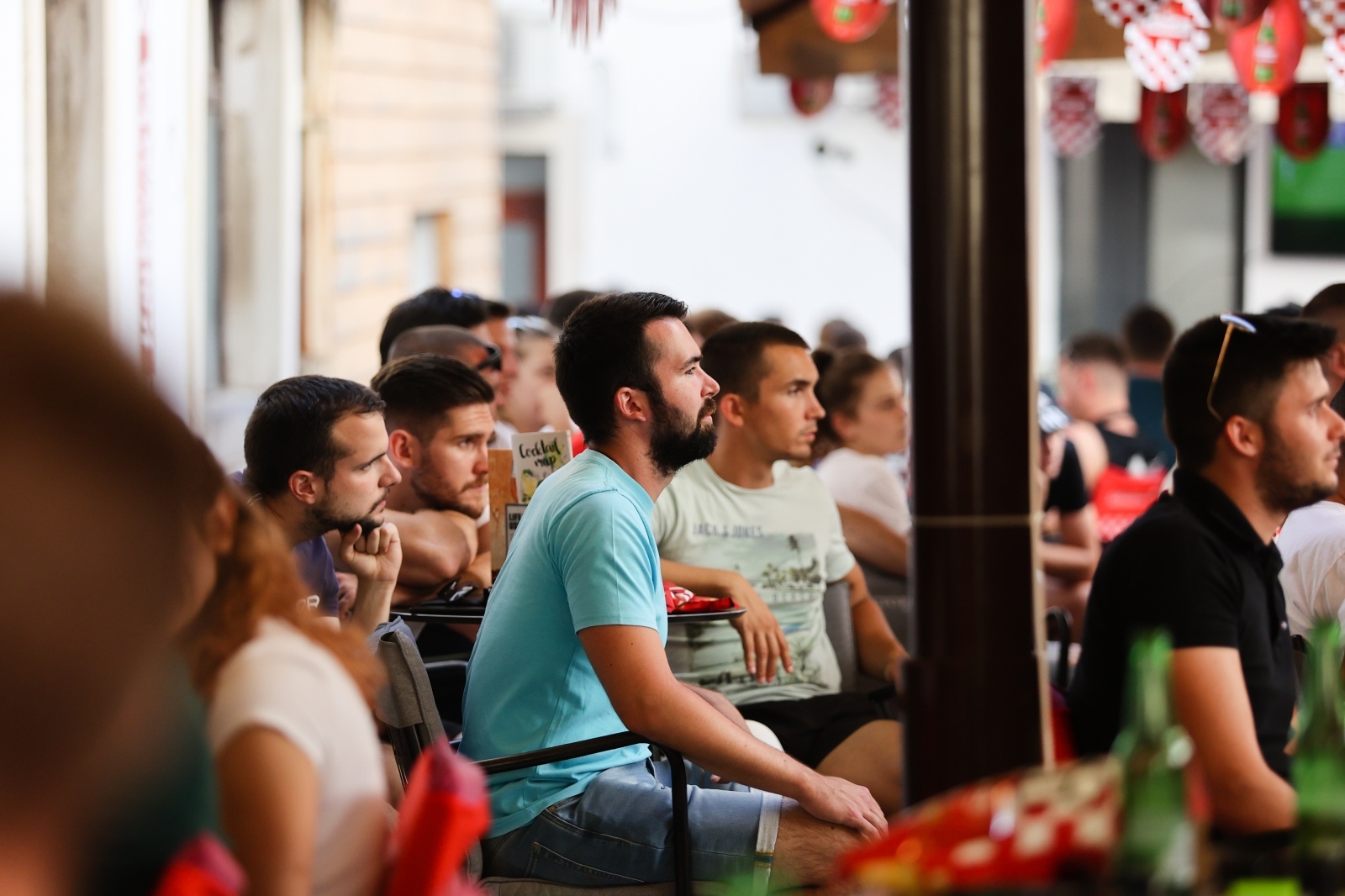 Navijači prate utakmicu Hrvatska – Engleska