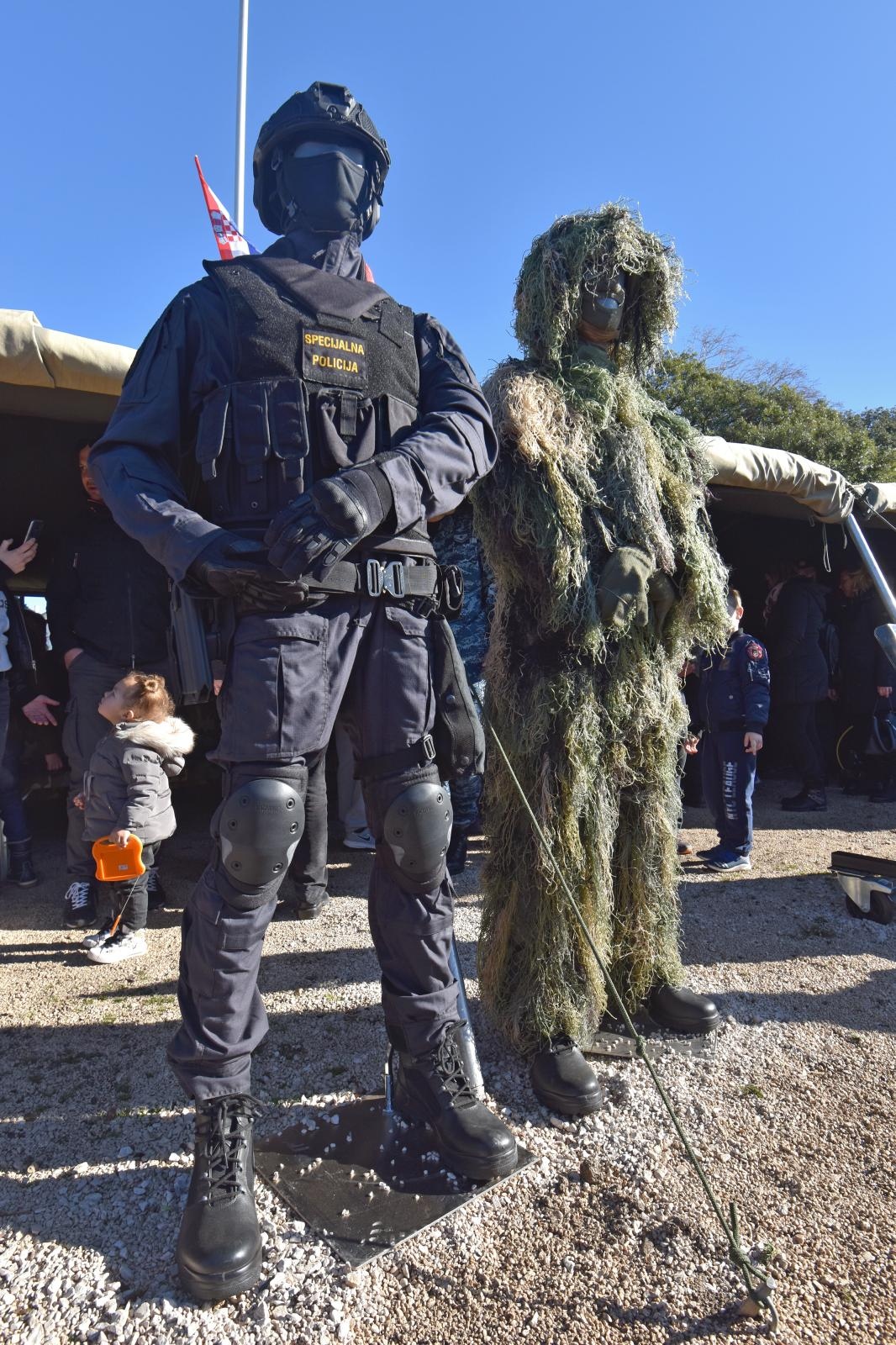 Otvorena izložba vojne opreme, oružja i vozila na zadarskoj rivi