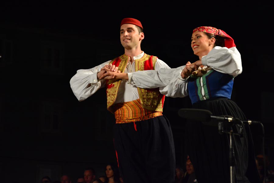 Nastup ansambla Lado ispred crkve sv. Marije ; foto Iva Perinčić Nastup ansambla Lado ispred crkve sv. Marije ; foto Iva Perinčić