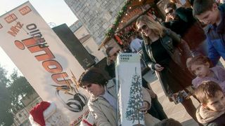 Božićnica na Novom: Radiolino, Djed božićnjak i ekipa Novog radija darivala sugrađane. Foto: Jurica Gašpar