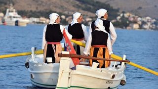 Krapanj: Održana tradicionalna ženska regata gajeta na vesla. Photo: Hrvoje Jelavić/PIXSELL Krapanj: Održana tradicionalna ženska regata gajeta na vesla. Photo: Hrvoje Jelavić/PIXSELL