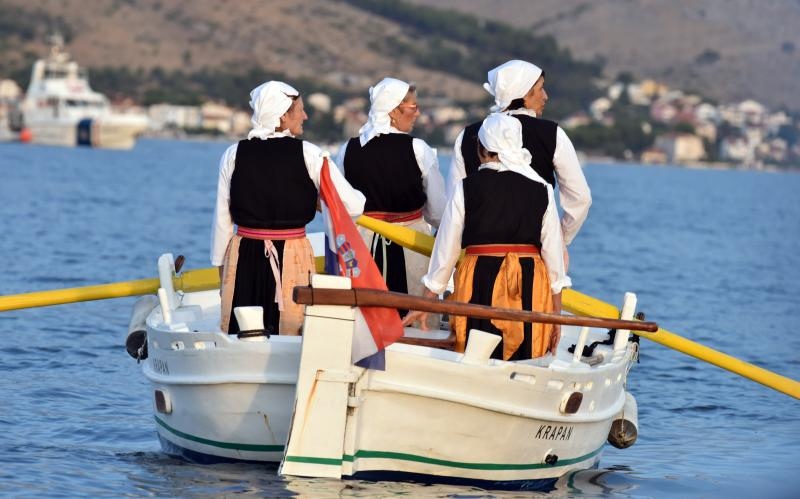 Krapanj: Održana tradicionalna ženska regata gajeta na vesla. Photo: Hrvoje Jelavić/PIXSELL Krapanj: Održana tradicionalna ženska regata gajeta na vesla. Photo: Hrvoje Jelavić/PIXSELL