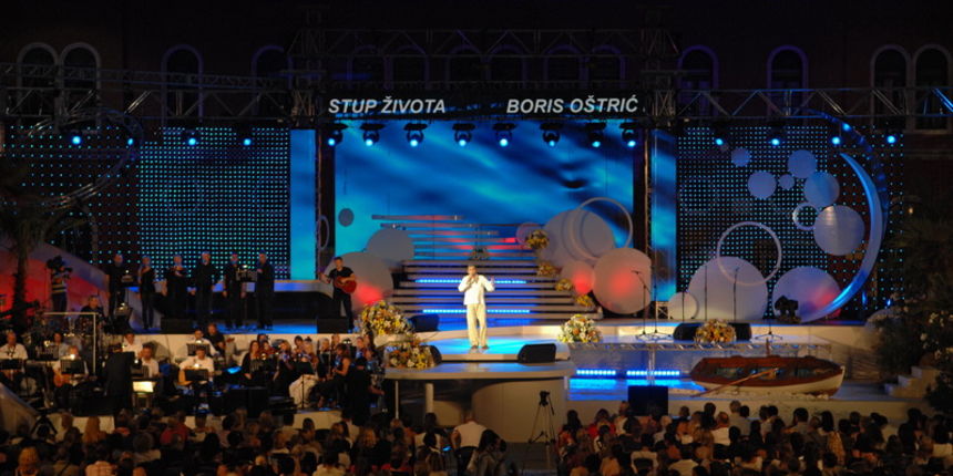 Split, 010711.
Prva izlucna vecer festivala Split 2011.
Na slici: pozornica.
Foto: Josko Supic / CROPIX