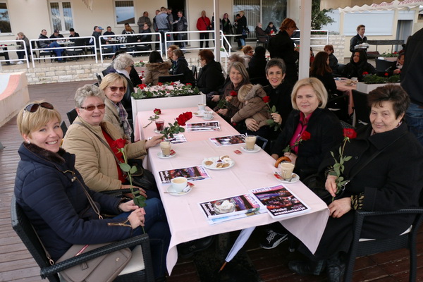 U organizaciji Općine Vir i Vir turizma virskim damama podijeljeno 400 ruža u povodu Dana žena