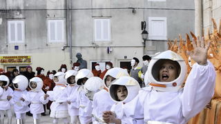 Paški zimski karneval 2018: Karnevalska povorka prošla ulicama grada do Pijace