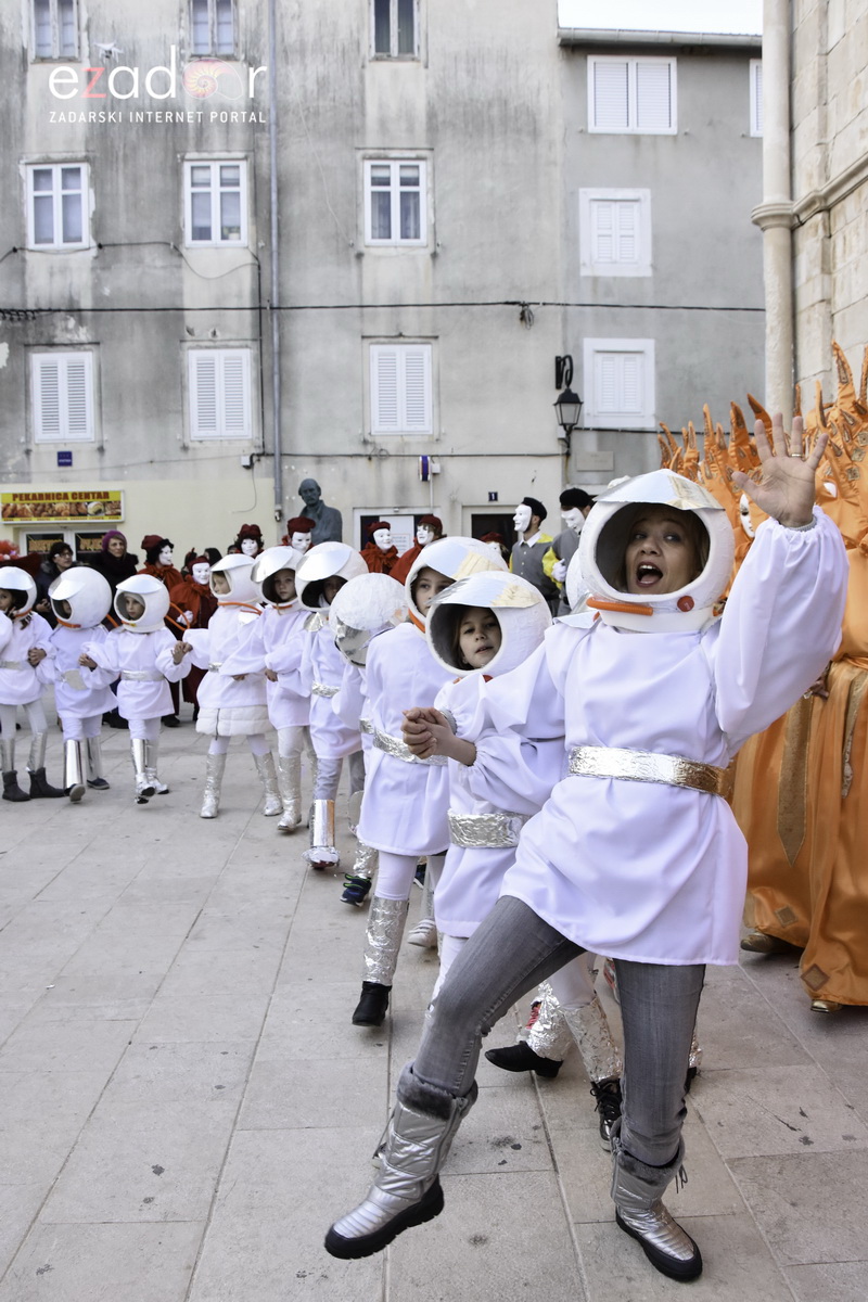 Paški zimski karneval 2018: Karnevalska povorka prošla ulicama grada do Pijace