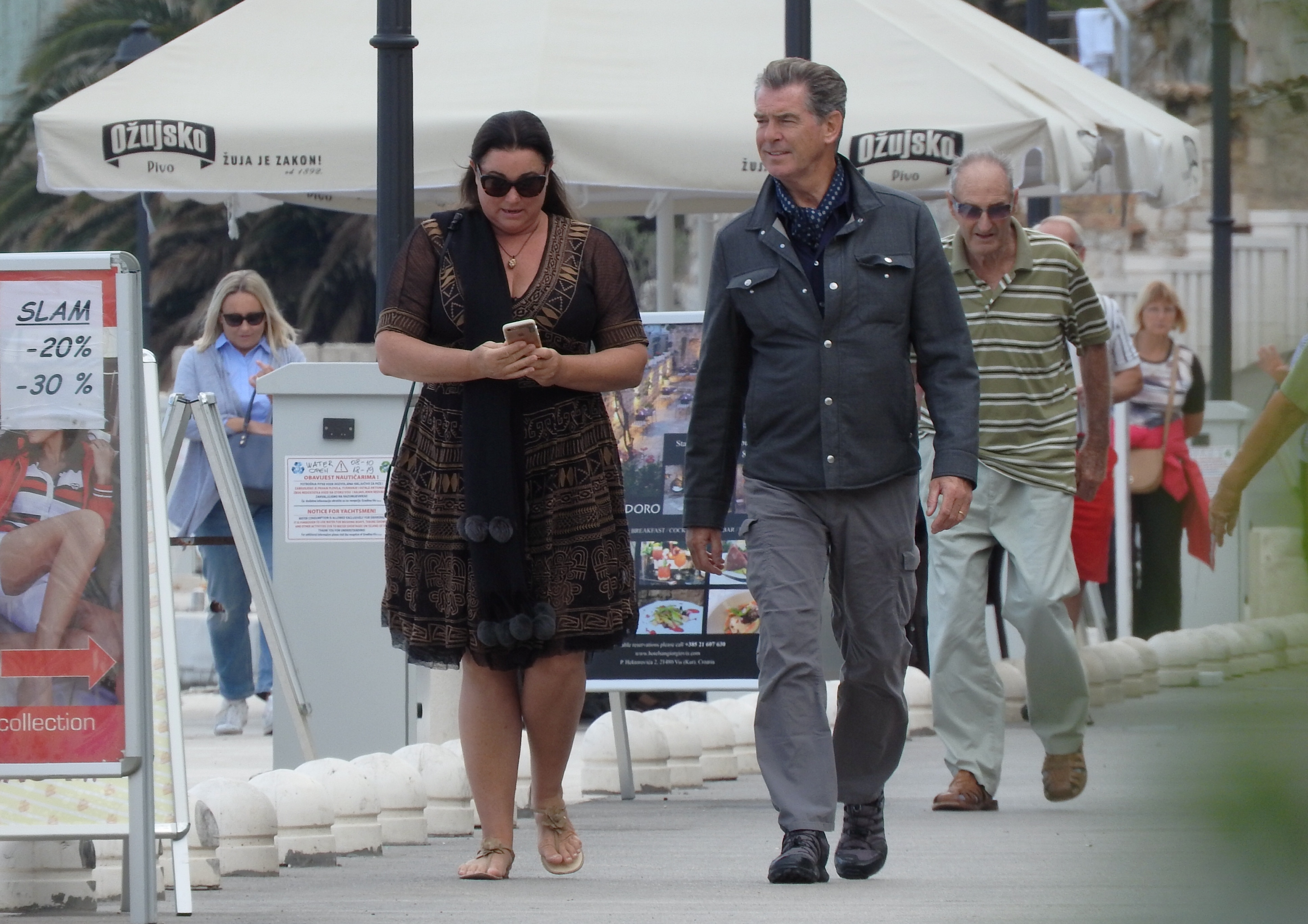 Može li bivši James Bond ‘proći’ kao obični turist? Pierce Brosnan na Visu pokazao još jedan talent