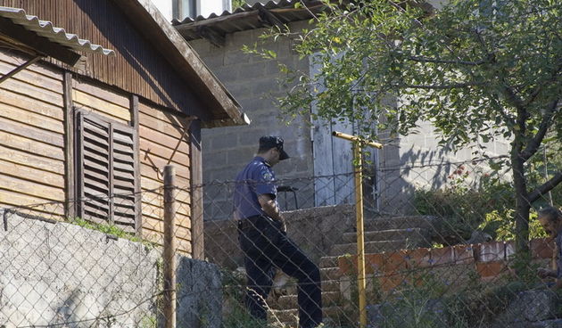 Rijeka, 170712.
U Ulici Lipa na predjelu Skurinje od jucer u 22 sata zabarikadirani muskarac  u drvenom objektu prijeti da ce se ubiti bombom.
Policija ispred ulaza u objekt.
Foto: Zeljko Sop / CROPIX