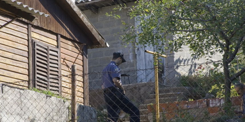Rijeka, 170712.
U Ulici Lipa na predjelu Skurinje od jucer u 22 sata zabarikadirani muskarac  u drvenom objektu prijeti da ce se ubiti bombom.
Policija ispred ulaza u objekt.
Foto: Zeljko Sop / CROPIX