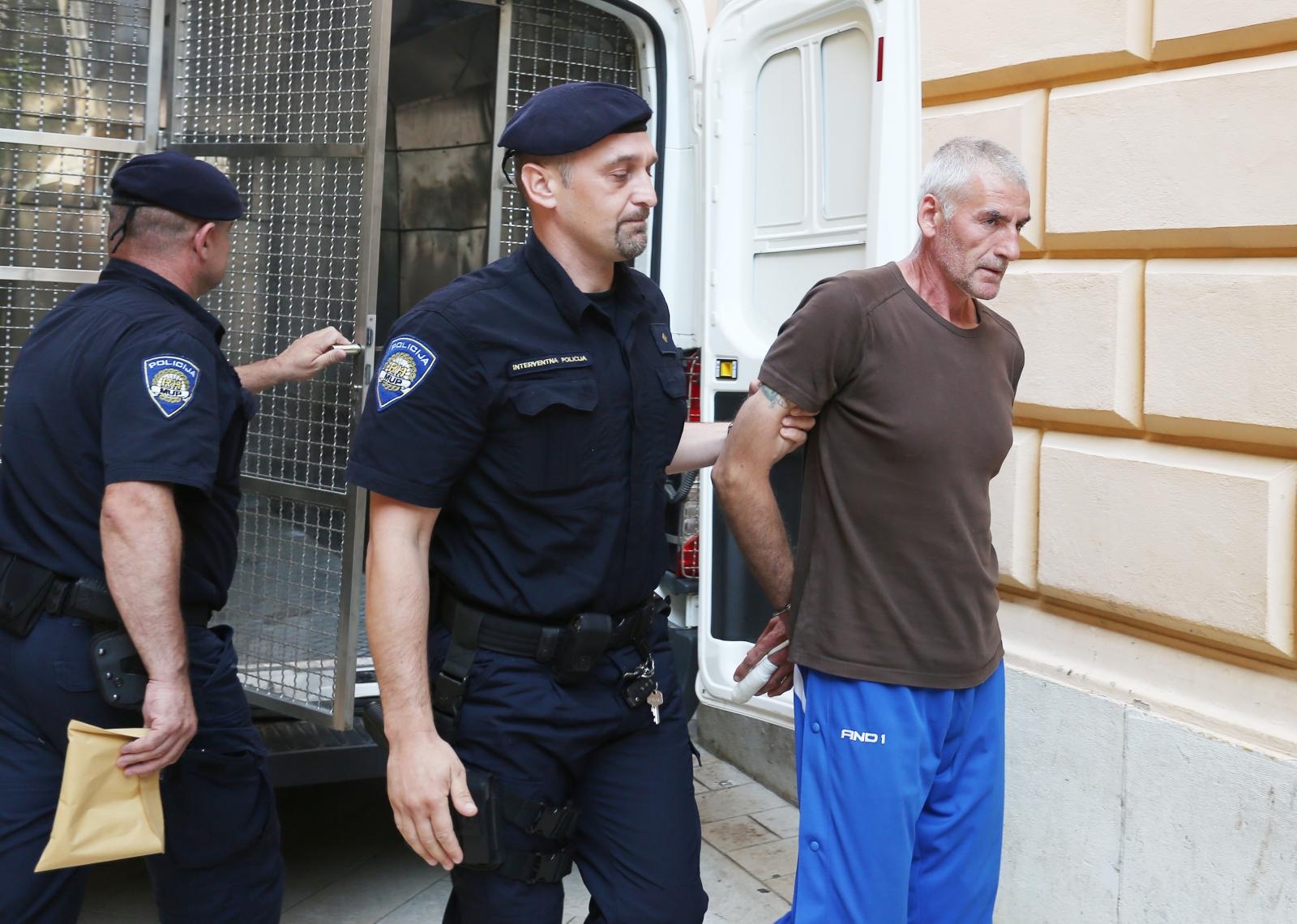 Privođenje muškarca osumnjičenog za bombaške napade na PU zadarsku Privođenje muškarca osumnjičenog za bombaške napade na PU zadarsku