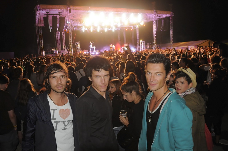Sibenik, 090811.
Summer eko music festival Terraneo 2011.
Prvog dana na festivalu Terraneo nastupila je britanska elektro – pop grupa La Roux.
Na slici: Maksim Mrvica (prvi s desna) s prijateljima na koncertu.
Foto: Marija Mihic / CROPIX Sibenik, 090811.
Summer eko music festival Terraneo 2011.
Prvog dana na festivalu Terraneo nastupila je britanska elektro – pop grupa La Roux.
Na slici: Maksim Mrvica (prvi s desna) s prijateljima na koncertu.
Foto: Marija Mihic / CROPIX
