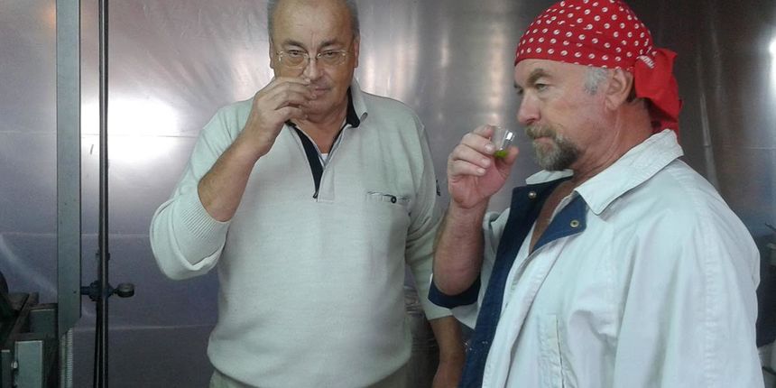 Željko Uzelac i Rade Bobanović vlasnici PZ Masline i vino kušaju mlado ulje, Foto: Edvard Šprljan