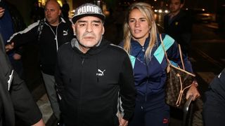 Diego Maradona s djevojkom stigao Zagreb na finale Davis Cupa Diego Maradona s djevojkom stigao Zagreb na finale Davis Cupa
