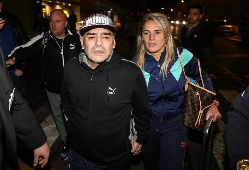 Diego Maradona s djevojkom stigao Zagreb na finale Davis Cupa Diego Maradona s djevojkom stigao Zagreb na finale Davis Cupa