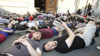 Zagreb, 130710.
Cirilometodska ulica.
Ispred gradske skupstine.
Udruge Zelena akcija i Pravo na grad organiziraju nastavak prosvjeda gradjana zbog gradnje ulazno-izlazne rampe u Varsavskoj za garazu Hoto grupe Tomislava Horvatincica.
Na slici: Prosvjednic Zagreb, 130710.
Cirilometodska ulica.
Ispred gradske skupstine.
Udruge Zelena akcija i Pravo na grad organiziraju nastavak prosvjeda gradjana zbog gradnje ulazno-izlazne rampe u Varsavskoj za garazu Hoto grupe Tomislava Horvatincica.
Na slici: Prosvjednic