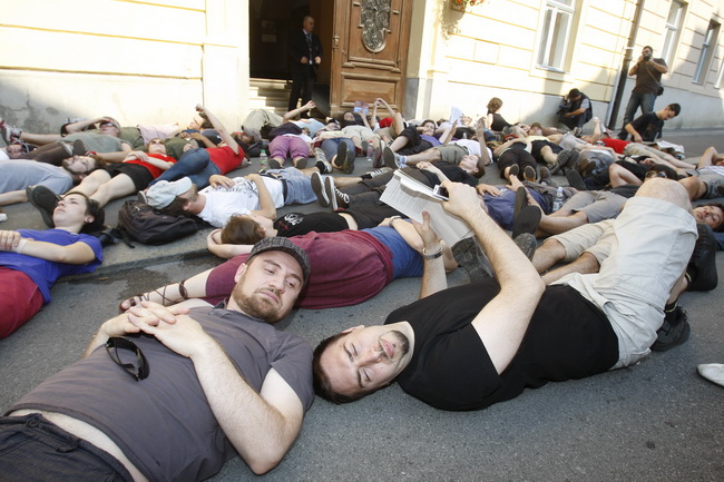 Zagreb, 130710.
Cirilometodska ulica.
Ispred gradske skupstine.
Udruge Zelena akcija i Pravo na grad organiziraju nastavak prosvjeda gradjana zbog gradnje ulazno-izlazne rampe u Varsavskoj za garazu Hoto grupe Tomislava Horvatincica.
Na slici: Prosvjednic Zagreb, 130710.
Cirilometodska ulica.
Ispred gradske skupstine.
Udruge Zelena akcija i Pravo na grad organiziraju nastavak prosvjeda gradjana zbog gradnje ulazno-izlazne rampe u Varsavskoj za garazu Hoto grupe Tomislava Horvatincica.
Na slici: Prosvjednic