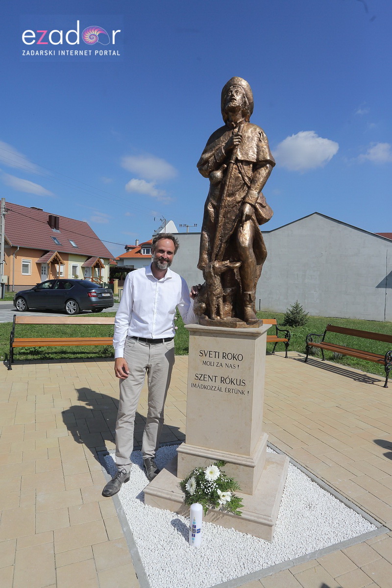 Bibinjci gradišćanskim Hrvatima darovali 1.82 metara visok kip sv. Roka Bibinjci gradišćanskim Hrvatima darovali 1.82 metara visok kip sv. Roka
