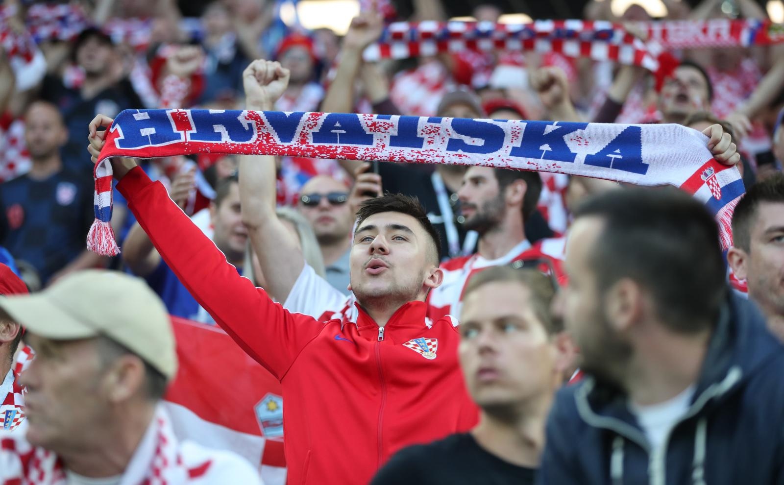 Veseli hrvatski navijači u kockicama ispunili Baltik Arenu u Kalinjingradu Veseli hrvatski navijači u kockicama ispunili Baltik Arenu u Kalinjingradu