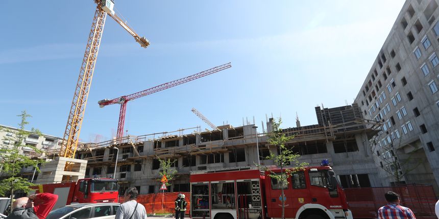 Vatrogasci ugasili požar na krovu zgrade u izgradnji u Središću Vatrogasci ugasili požar na krovu zgrade u izgradnji u Središću