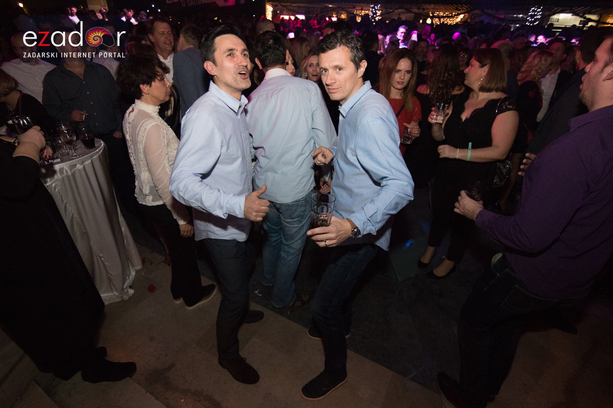 Ludnica u Saturnusu: Najbolji doček u svemiru i šire Ludnica u Saturnusu: Najbolji doček u svemiru i šire