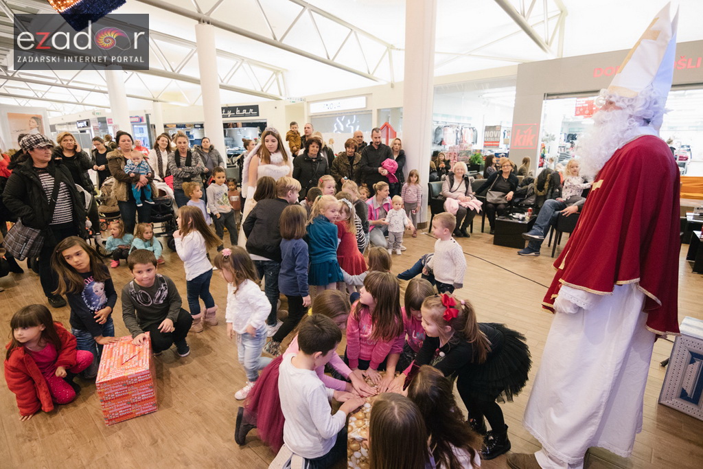 Sveti Nikola posjetio Supernova centar i razveselio mališane