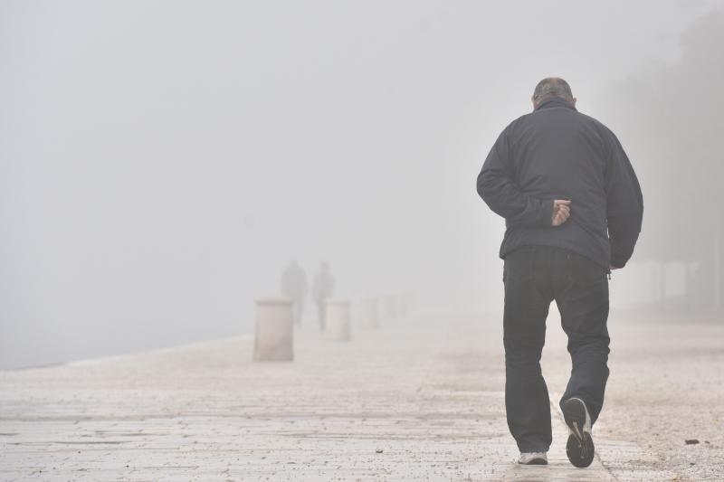 Zadar već treći dan okovan gustom maglom. Foto: Dino Stanin/Pixsell
