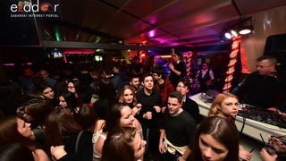 Tisuće Zadrana uživalo na krcatom Narodnom trgu i Tgu Petra Zoranića uz Tomislava Bralića i klapu Intrade Tisuće Zadrana uživalo na krcatom Narodnom trgu i Tgu Petra Zoranića uz Tomislava Bralića i klapu Intrade