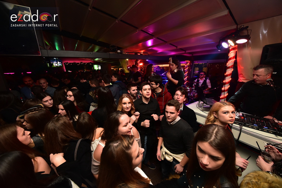 Tisuće Zadrana uživalo na krcatom Narodnom trgu i Tgu Petra Zoranića uz Tomislava Bralića i klapu Intrade Tisuće Zadrana uživalo na krcatom Narodnom trgu i Tgu Petra Zoranića uz Tomislava Bralića i klapu Intrade