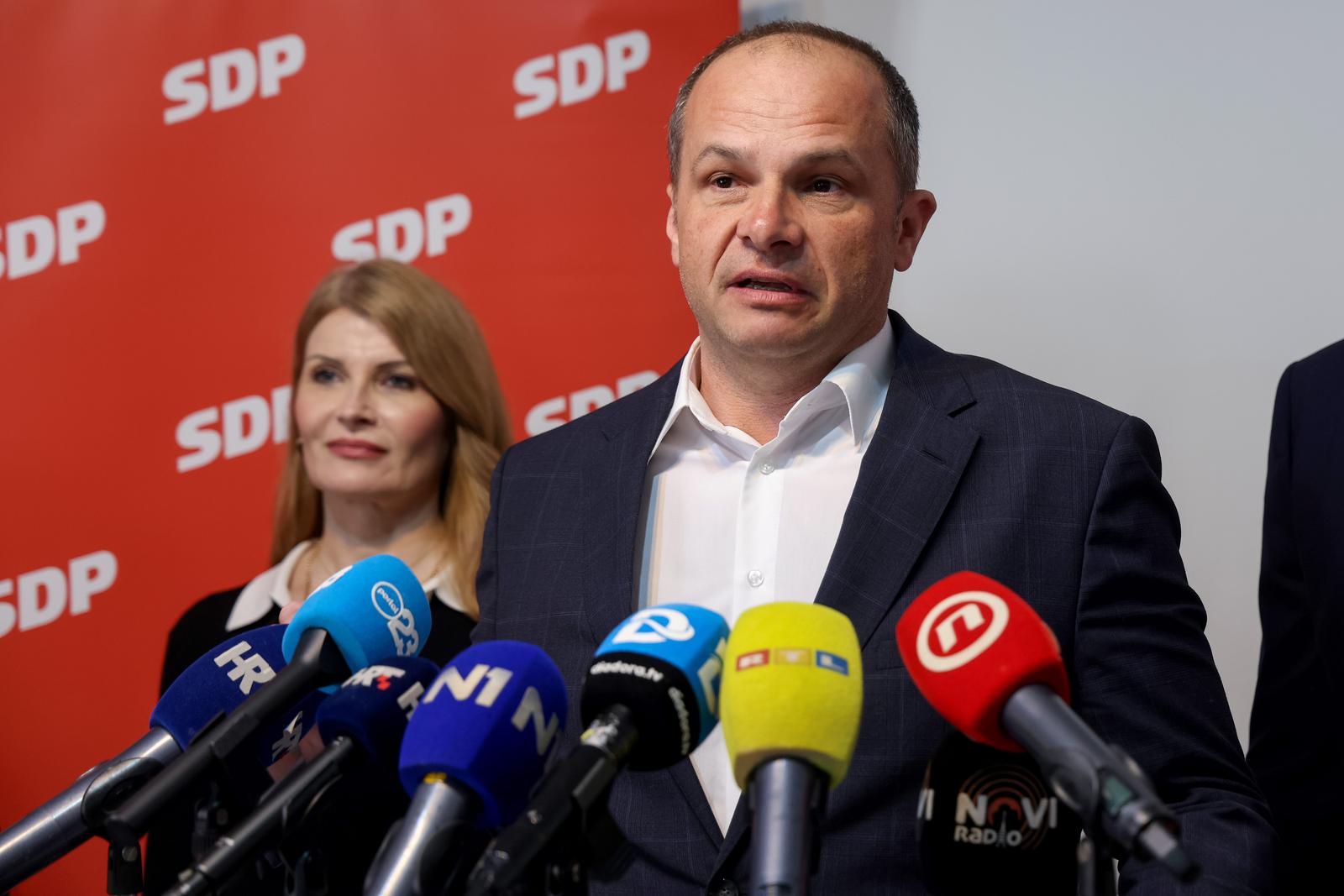 SDP predstavio kandidata za gradonačelnika, bit će to Daniel Radeta SDP predstavio kandidata za gradonačelnika, bit će to Daniel Radeta