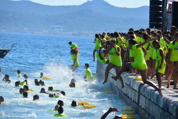 10. dm Millennium Jump na zadarskoj rivi – 3 tisuće skakača poslalo prekrasnu priču u svijet 10. dm Millennium Jump na zadarskoj rivi – 3 tisuće skakača poslalo prekrasnu priču u svijet