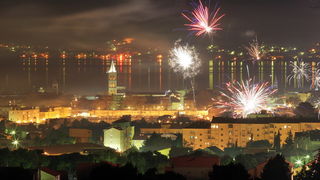 Zadar, 010111.
Mnogi su Zadrani Novu godinu docekali na gradskom trgovima uz nastupe lokalnih grupa.Kako varometa u sluzbenoj organizaciji nije bilo gradjani su se sami pobrinuli za novogodisnji ugodjaj.
Na slici: panorama Zadra u novogodisnjoj noci.
Foto