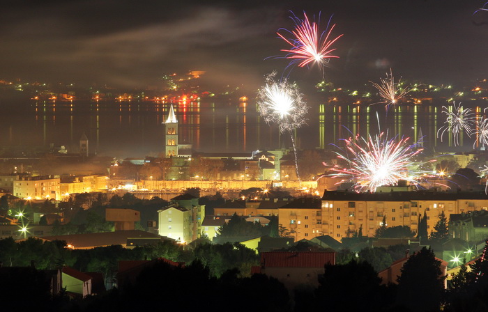Zadar, 010111.
Mnogi su Zadrani Novu godinu docekali na gradskom trgovima uz nastupe lokalnih grupa.Kako varometa u sluzbenoj organizaciji nije bilo gradjani su se sami pobrinuli za novogodisnji ugodjaj.
Na slici: panorama Zadra u novogodisnjoj noci.
Foto