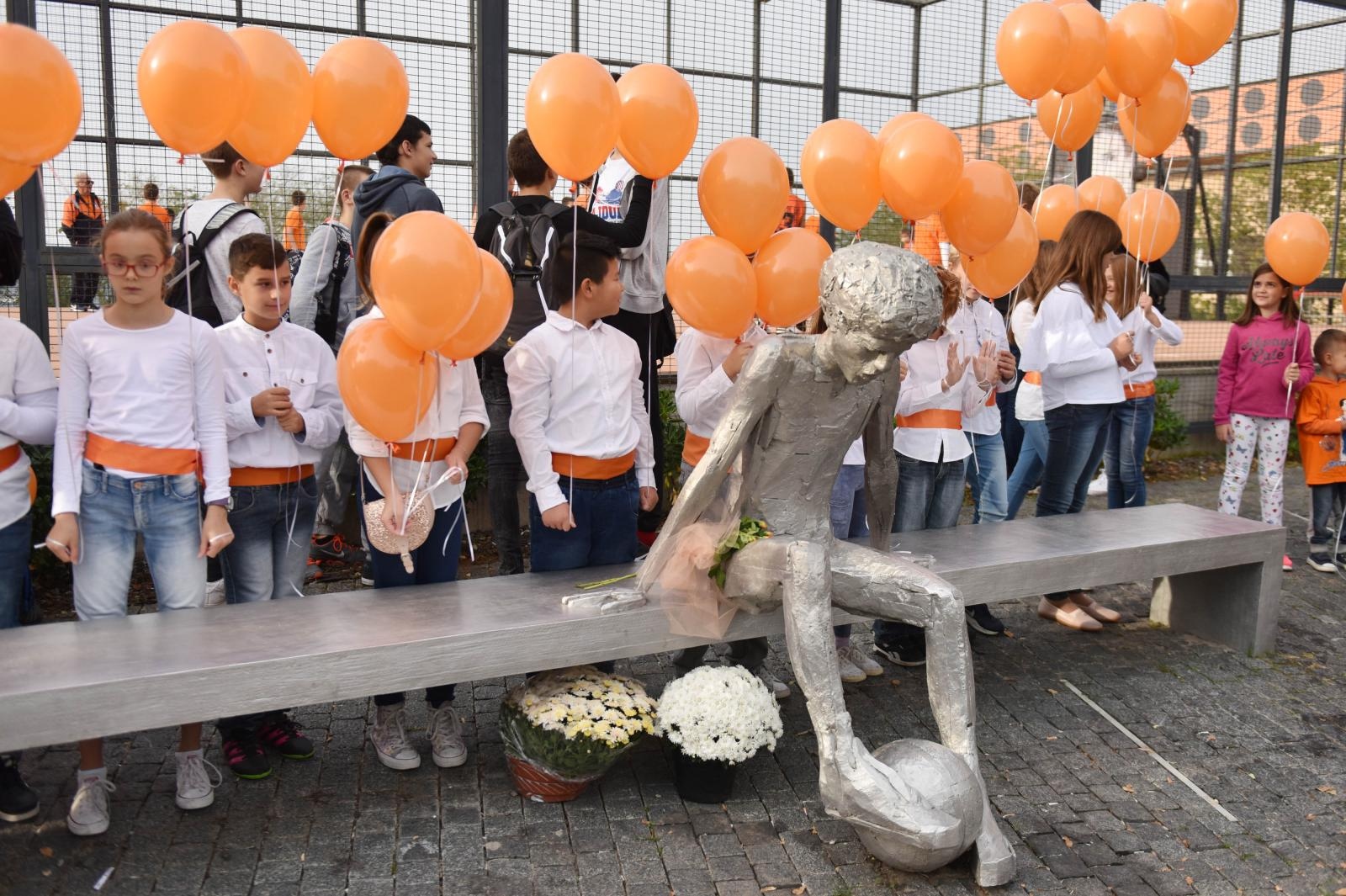 Šibenik: Puštanjem 53 balona obilježen rođendan Dražena Petrovića Šibenik: Puštanjem 53 balona obilježen rođendan Dražena Petrovića