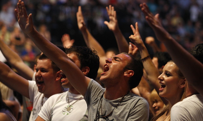 Split, 130610.
U Spaladium Areni odrzan je koncert na kojem je prikupljan novac koji ce biti iskoristen za pravnu pomoc hrvatskim generalima koji odgovaraju u Haagu i pred hrvatskim pravosudjem. Nastupali su Thompson, Oliver Dragojevic, KUD Cambi, Dalmati Split, 130610.
U Spaladium Areni odrzan je koncert na kojem je prikupljan novac koji ce biti iskoristen za pravnu pomoc hrvatskim generalima koji odgovaraju u Haagu i pred hrvatskim pravosudjem. Nastupali su Thompson, Oliver Dragojevic, KUD Cambi, Dalmati