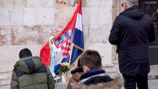 Muška molitva ispred katedrale Sv. Stošije