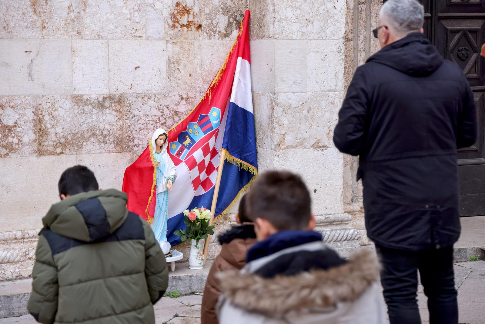 Muška molitva ispred katedrale Sv. Stošije