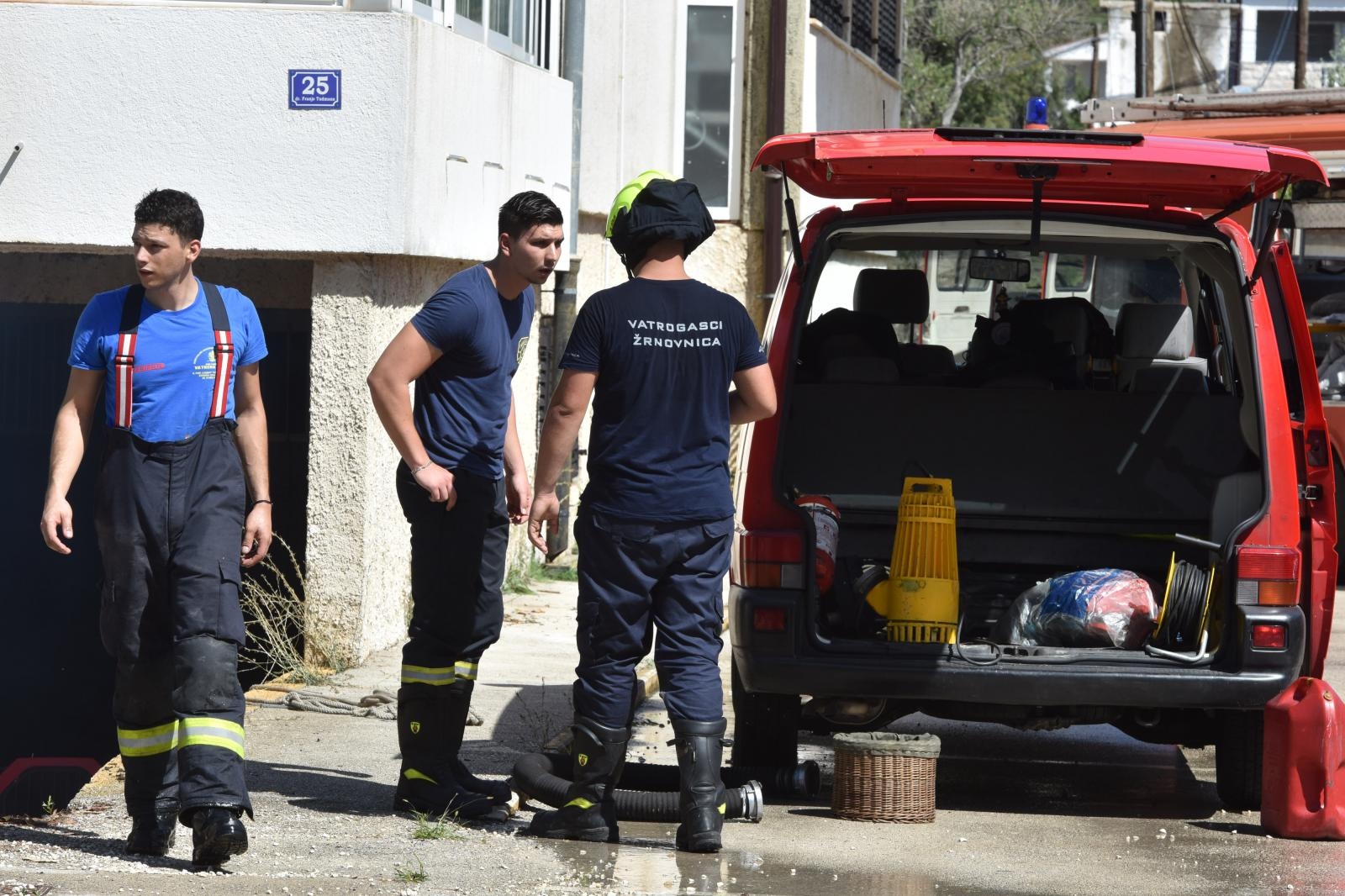 Dan poslije: Vatrogasci ispumpavaju vodu iz poplavljenih objekata