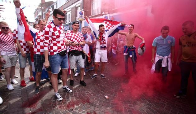 Lens, Francuska – Navijaci Hrvatske i Portugalske reprezentacije navijaju uz zapaljene dimne bombe u centru grada. Photo: Sanjin Strukic/PIXSELL