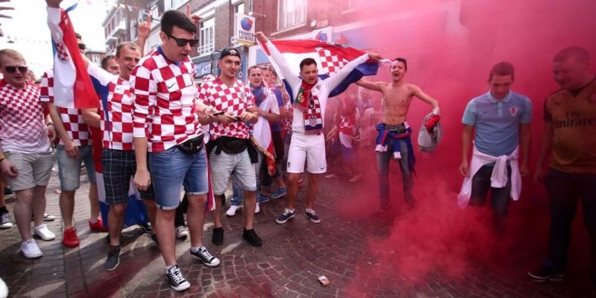 Lens, Francuska – Navijaci Hrvatske i Portugalske reprezentacije navijaju uz zapaljene dimne bombe u centru grada. Photo: Sanjin Strukic/PIXSELL Lens, Francuska – Navijaci Hrvatske i Portugalske reprezentacije navijaju uz zapaljene dimne bombe u centru grada. Photo: Sanjin Strukic/PIXSELL