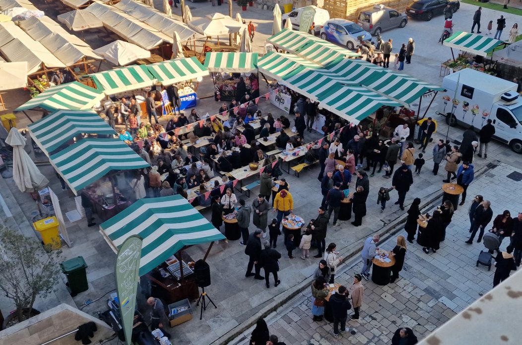 Pijat na pijaci bozicni gramofon