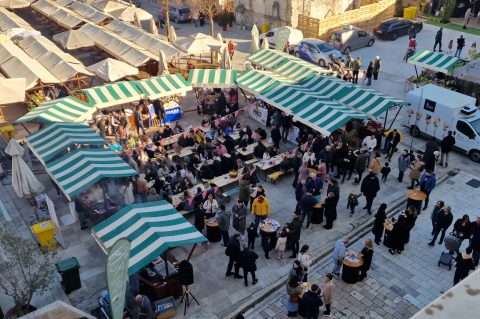 Pijat na pijaci bozicni gramofon