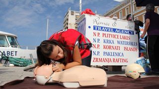 Nacionalna društva Crvenog križa diljem svijeta, potaknuta inicijativom Međunarodne federacije društava Crvenog križa i Crvenog polumjeseca (IFRC), obilježila su i ove godine Svjetski dan prve pomoći. Ovo je bila još jedna prilika da se ukaže na važnost p Nacionalna društva Crvenog križa diljem svijeta, potaknuta inicijativom Međunarodne federacije društava Crvenog križa i Crvenog polumjeseca (IFRC), obilježila su i ove godine Svjetski dan prve pomoći. Ovo je bila još jedna prilika da se ukaže na važnost p