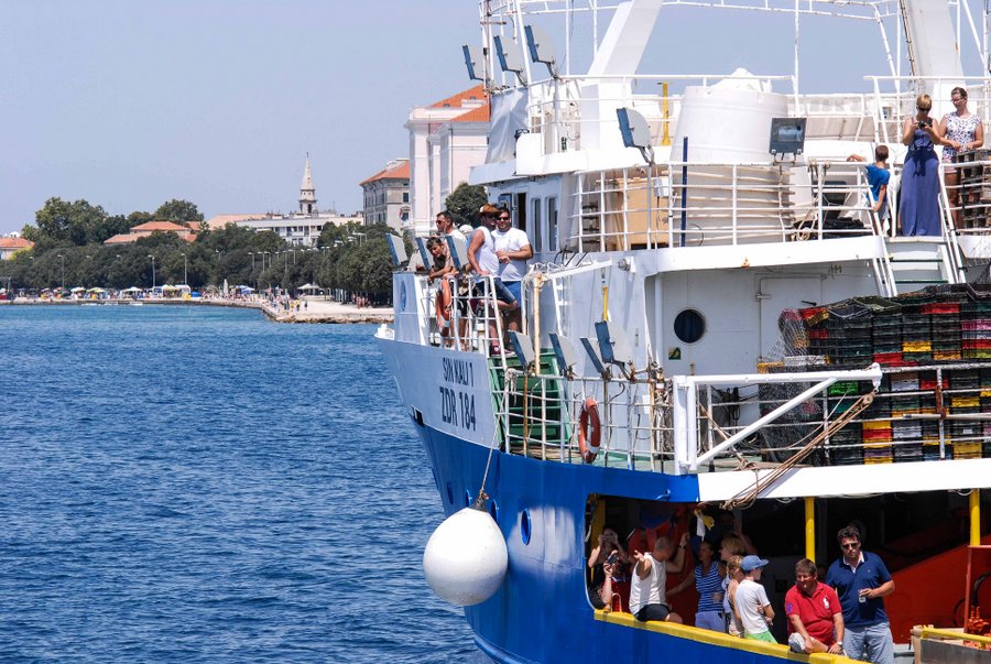 Tunuara 2016 – defile ribarica, spremanje brudeta, demonstracija ribarske vještine i koncert Zorica Kondža. Foto: TZ općine Kali/Adam Vidas Tunuara 2016 – defile ribarica, spremanje brudeta, demonstracija ribarske vještine i koncert Zorica Kondža. Foto: TZ općine Kali/Adam Vidas