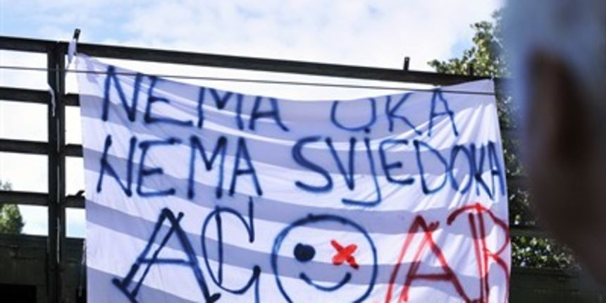 Uvredljivi transparent BBB-a, Foto: Boris Kovačev / CROPIX Uvredljivi transparent BBB-a, Foto: Boris Kovačev / CROPIX