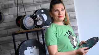 Miljana Jovičić proizvodi torbice od starih gramofonskih ploča