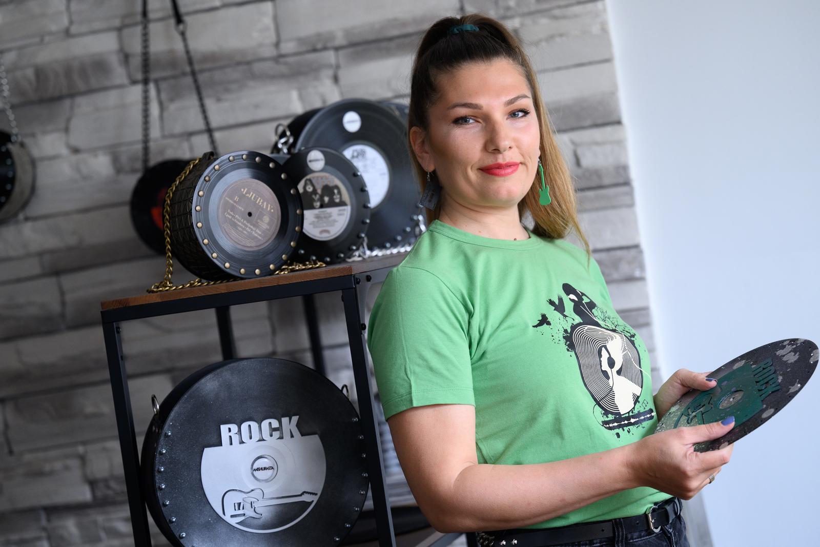 Miljana Jovičić proizvodi torbice od starih gramofonskih ploča