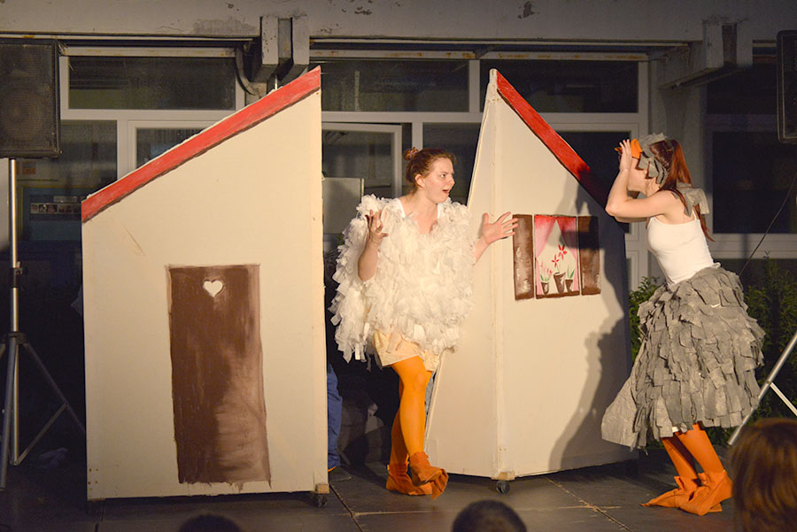 Ružno pače u izvedbi Dragon Teatra Ružno pače u izvedbi Dragon Teatra