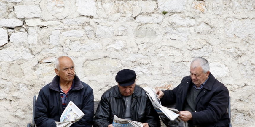 Zadar, 130312.Dnevni ritual citanja novina trojice umirovljenika na Poluotoku pod zidom samostana Sv Frane.Foto: Jure Miskovic / CROPIX Zadar, 130312.Dnevni ritual citanja novina trojice umirovljenika na Poluotoku pod zidom samostana Sv Frane.Foto: Jure Miskovic / CROPIX